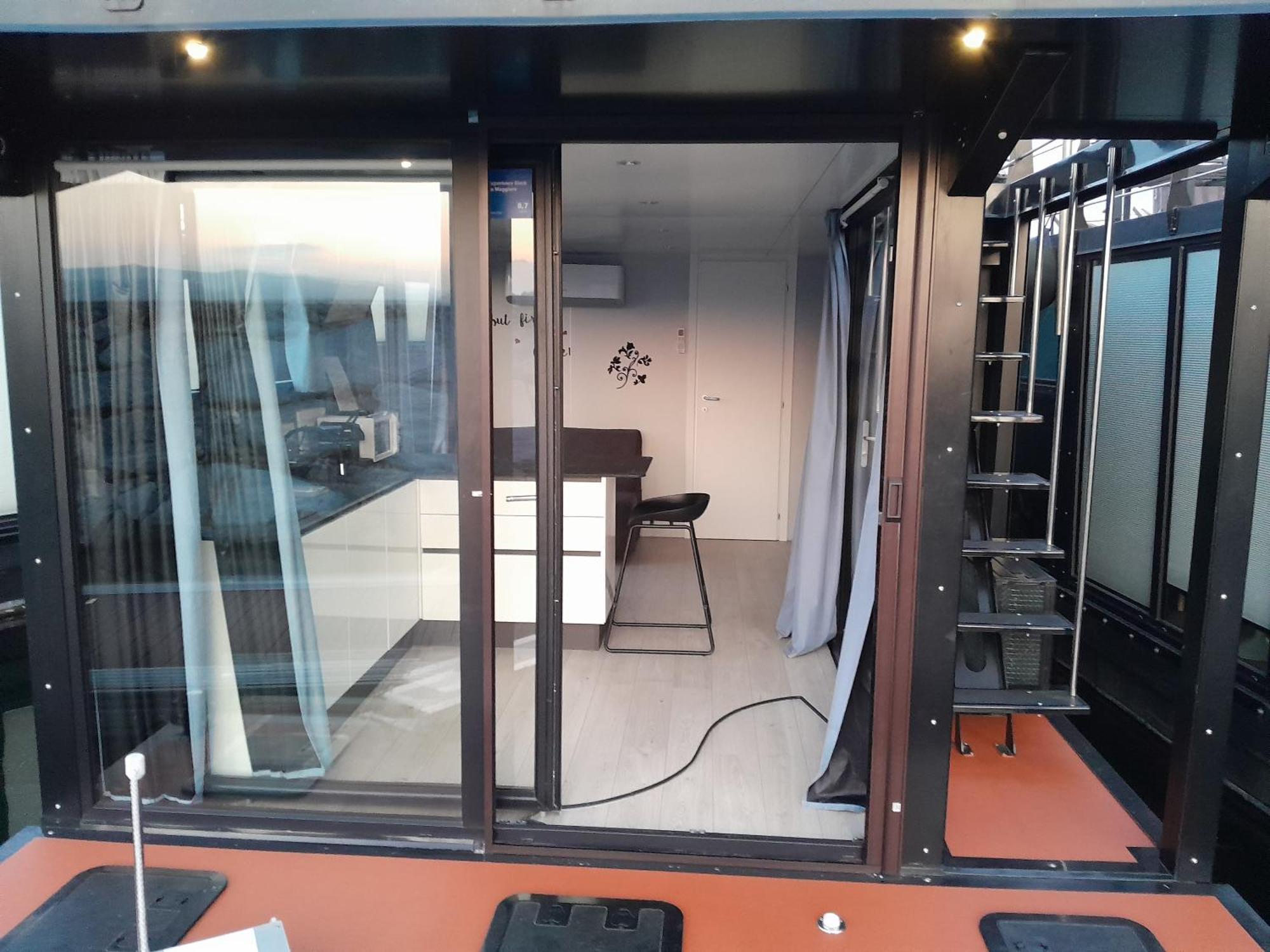 Floating Experience Black Pearl, Lago Maggiore دورميلّيتّو المظهر الخارجي الصورة