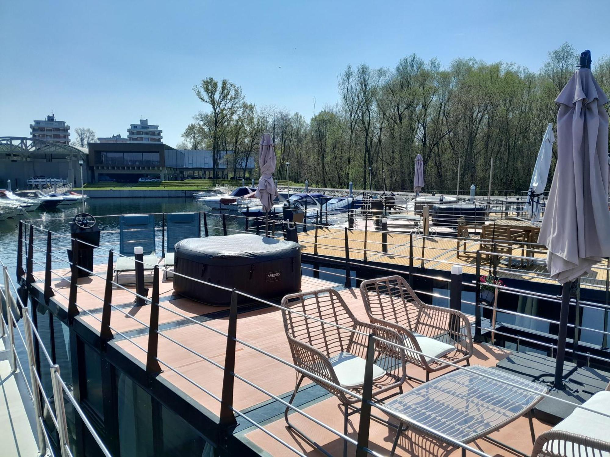 Floating Experience Black Pearl, Lago Maggiore دورميلّيتّو المظهر الخارجي الصورة