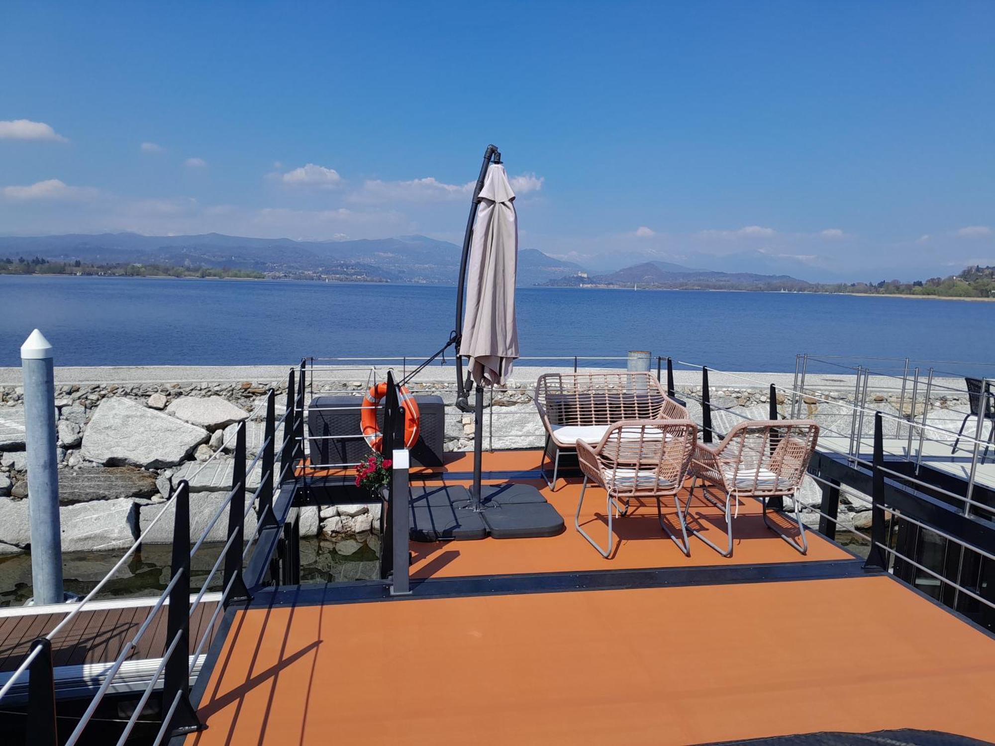 Floating Experience Black Pearl, Lago Maggiore دورميلّيتّو المظهر الخارجي الصورة