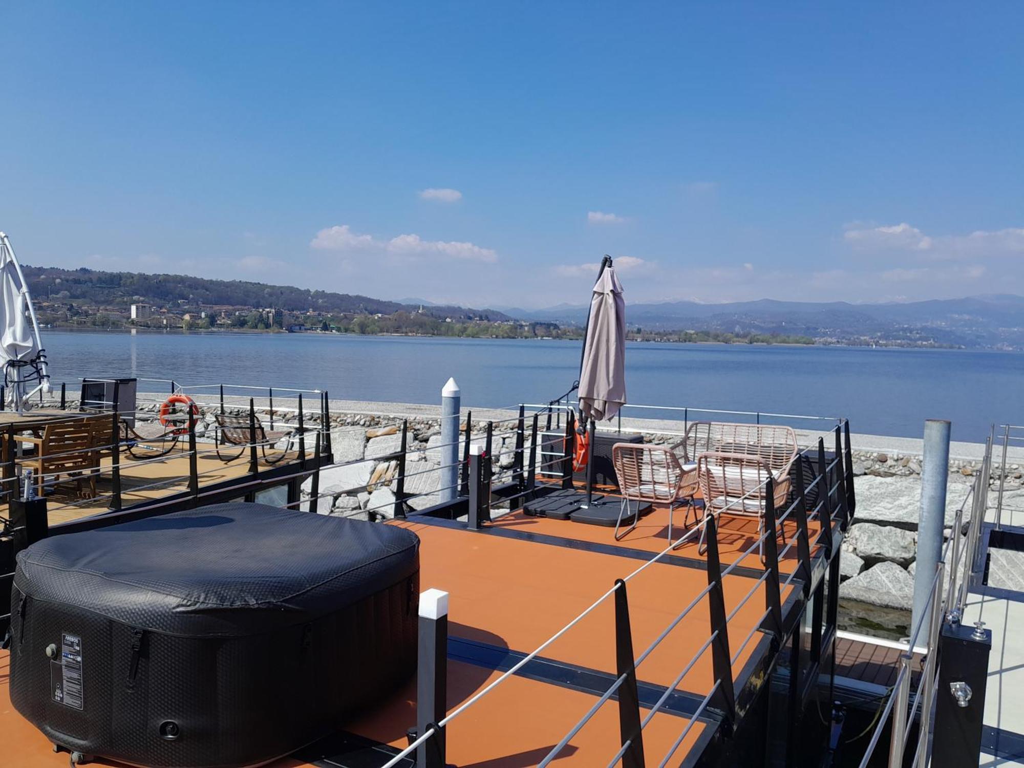 Floating Experience Black Pearl, Lago Maggiore دورميلّيتّو المظهر الخارجي الصورة