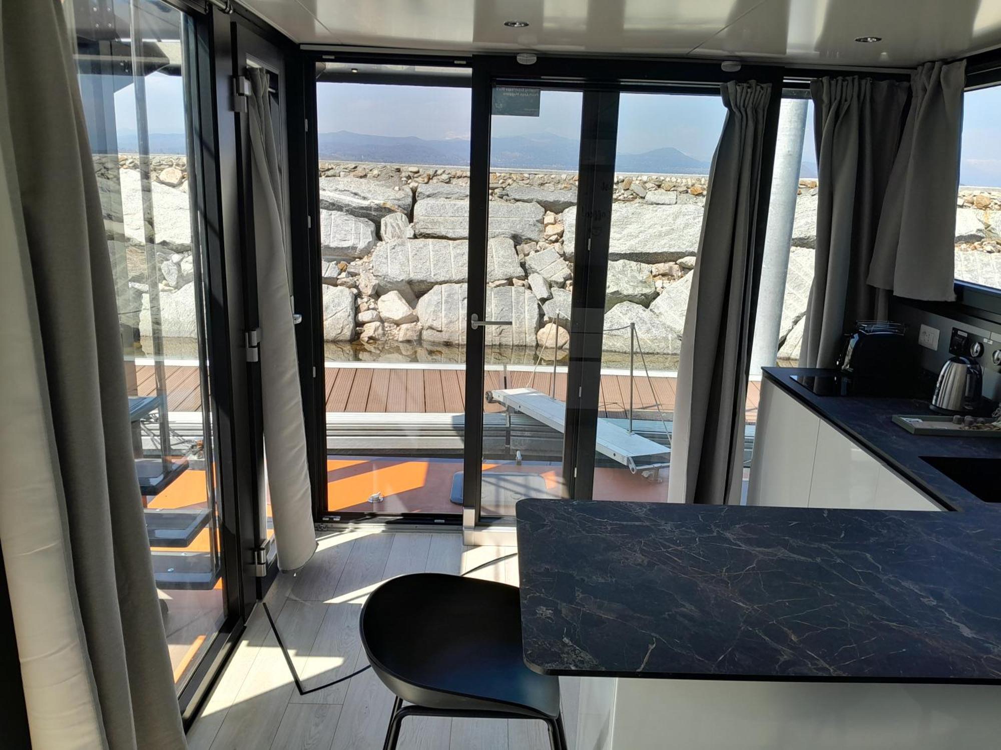 Floating Experience Black Pearl, Lago Maggiore دورميلّيتّو المظهر الخارجي الصورة